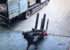 手動搬運(yùn)車事故1.png
